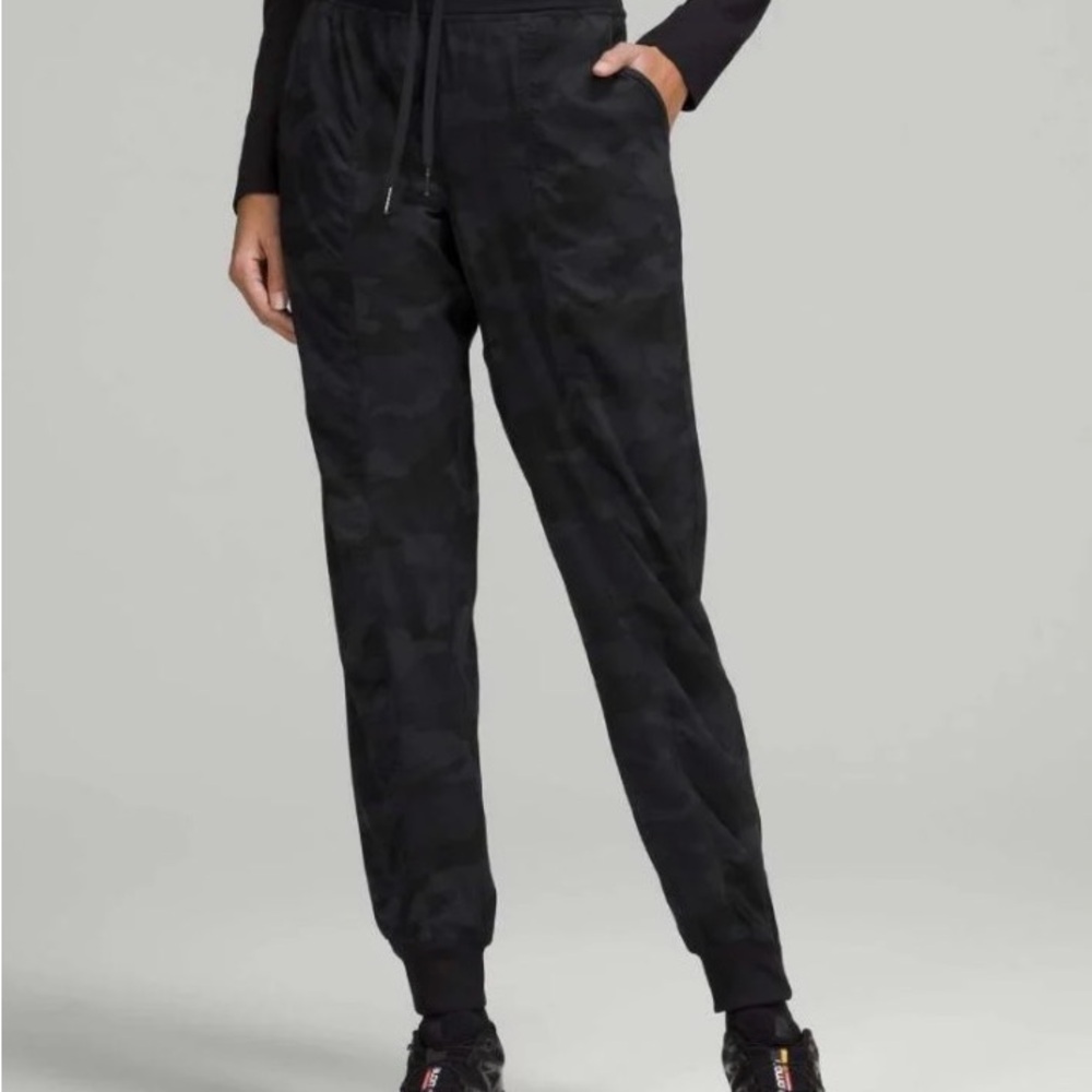 Lululemon sz 4 Dance Studio Mid Rise Black Camo Joggers great pre owned cond